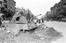 WW2 WWII Photo Children Play on Panther Tank After Surrender  World War Two 4314