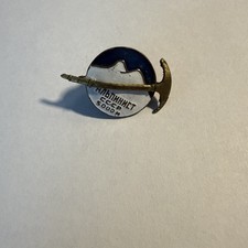 the  Alpinist of the USSR badge, which was awarded for climbing peaks over 5,000