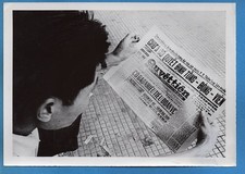 1968 Vietnamese Reading Quyettien Newspaper 5x7 Original News Photo