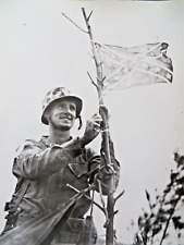 VINTAGE WW2 ORIGINAL USMC PHOTOGRAPH OKINAWA: ASSISTANT SURGEON HOISTS FLAG picture