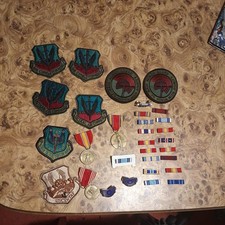 MISCELLANEOUS US MILITARY PATCHES PINS MEDALS ETC MIXED LOT SEE PICS SEND OFFERS
