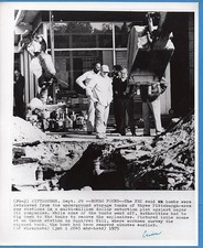 1975 Bombs Found at Pittsburgh Exxon Station Original News Wirephoto