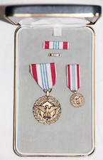 ORIGINAL FULL SIZE, CASED DEFENSE MERITORIOUS SERVICE MEDAL 4-PIECE SET