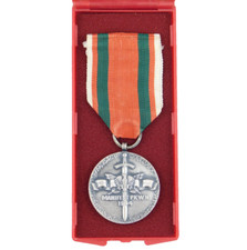 4059 WW2 POLISH ORDER MEDAL FOR DEFENDER OF COMMUNISM POLAND ARMY BADGE