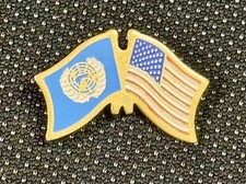 Vintage MILITARY PIN United Nations USA Friendship FLAG B1-2